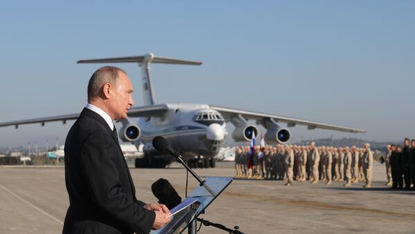 Vladimir Poutine sur la base aérienne de Hmeimim en Syrie - Sputnik Afrique