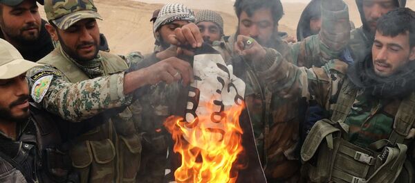 Falcons du désert brûler le drapeau de l`EI (organisation terroriste interdite en Russie) - Sputnik Afrique