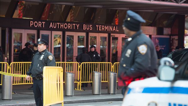 Police respond to a reported explosion at the Port Authority Bus Terminal on December 11, 2017 in New York - Sputnik Afrique