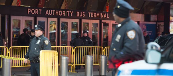 Police respond to a reported explosion at the Port Authority Bus Terminal on December 11, 2017 in New York - Sputnik Afrique