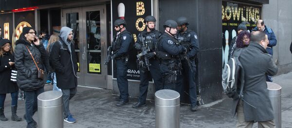 Police and other first responders respond to a reported explosion at the Port Authority Bus Terminal on December 11, 2017 in New York - Sputnik Afrique