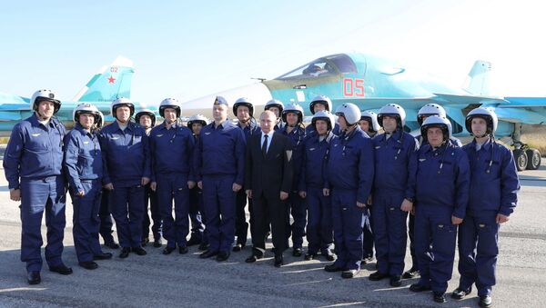 Vladimir Poutine visite la base aérienne de Hmeimim - Sputnik Afrique