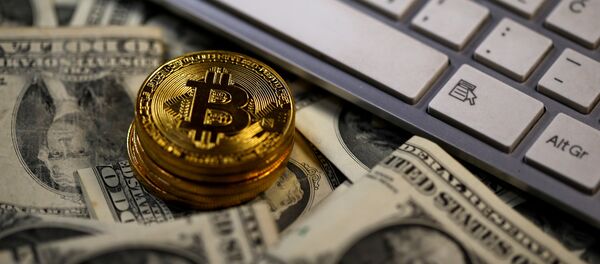 Bitcoin y dólares de EEUU (imagen referencial) - Sputnik Afrique