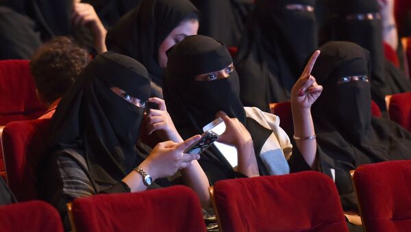 This file photo taken on October 20, 2017 shows Saudi women attending the Short Film Competition 2 festival at King Fahad Culture Center in Riyadh. - Sputnik Afrique