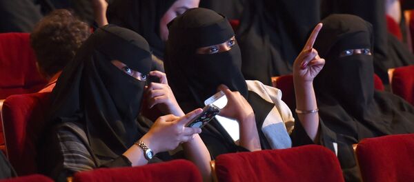 This file photo taken on October 20, 2017 shows Saudi women attending the Short Film Competition 2 festival at King Fahad Culture Center in Riyadh. - Sputnik Afrique