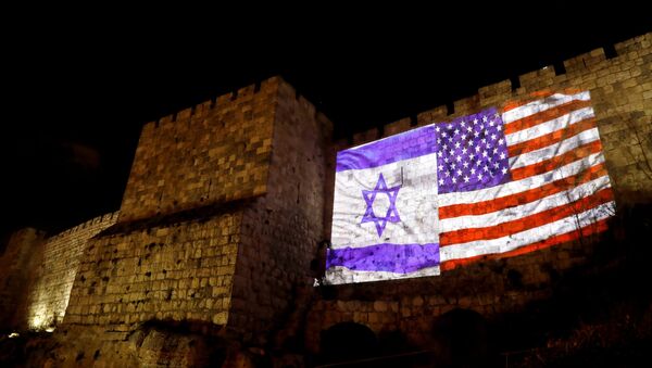 An Israeli national flag and an American one are projected on a part of the walls surrounding Jerusalem's Old City December 6, 2017. - Sputnik Afrique