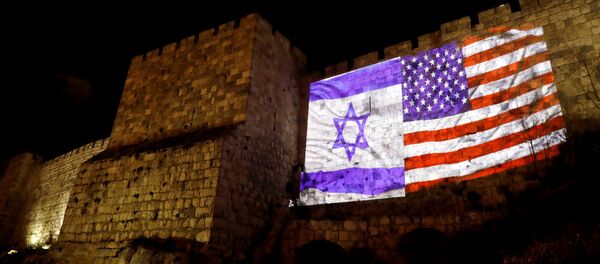 An Israeli national flag and an American one are projected on a part of the walls surrounding Jerusalem's Old City December 6, 2017. - Sputnik Afrique