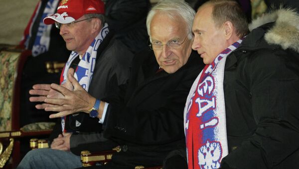 Edmund Stoiber et Vladimir Poutine, lors d'un match de football Russie-Allemagne (image d'archives) - Sputnik Afrique