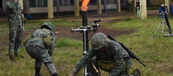 Philippine Marines prepare to fire 81mm mortars at Muslim militant positions at the frontline in Marawi, on the southern island of Mindanao on July 22, 2017 - Sputnik Afrique