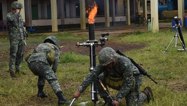 Philippine Marines prepare to fire 81mm mortars at Muslim militant positions at the frontline in Marawi, on the southern island of Mindanao on July 22, 2017 - Sputnik Afrique