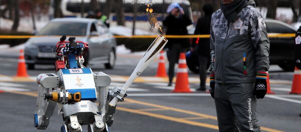 Le robot Hubo participe au relais de la flamme olympique en Corée du Sud - Sputnik Afrique