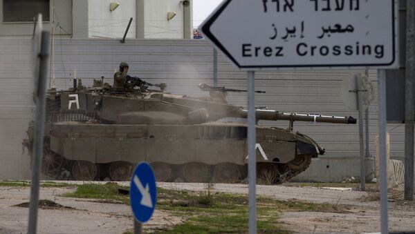 An Israeli tank drives next to Erez Border crossing between the Gaza strip and Southern Israel, Wednesday, Nov. 21, 2012. - Sputnik Afrique