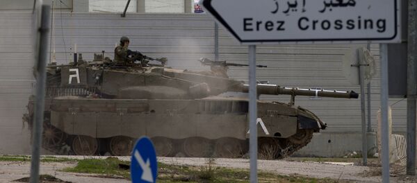 An Israeli tank drives next to Erez Border crossing between the Gaza strip and Southern Israel, Wednesday, Nov. 21, 2012. - Sputnik Afrique