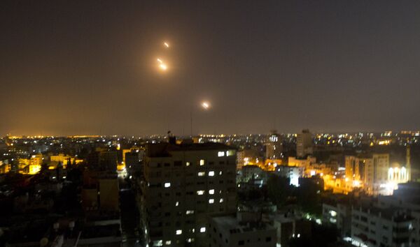 Une photo prise de la ville de Gaza montre une fusée lancée vers Israël Une photo prise de la ville de Gaza montre une fusée lancée vers Israël - Sputnik Afrique