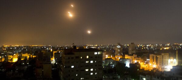 Une photo prise de la ville de Gaza montre une fusée  lancée vers Israël - Sputnik Afrique