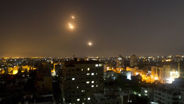 Une photo prise de la ville de Gaza montre une fusée  lancée vers Israël - Sputnik Afrique