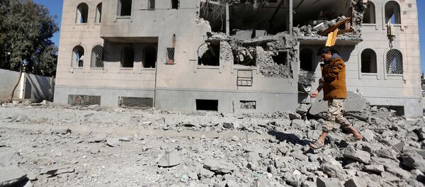 A Houthi militant walks by a Houthi-run detention center hit by air strikes in Sanaa, Yemen December 13, 2017. - Sputnik Afrique