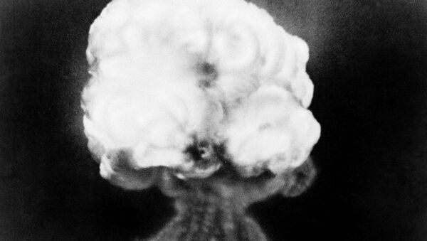 The mushroom cloud of the first atomic explosion at Trinity Test Site, New Mexico. July 16, 1945 - Sputnik Afrique