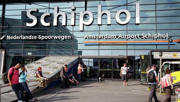 The main entrance of Schiphol airport in Amsterdam, Thursday, July 17, 2014 - Sputnik Afrique