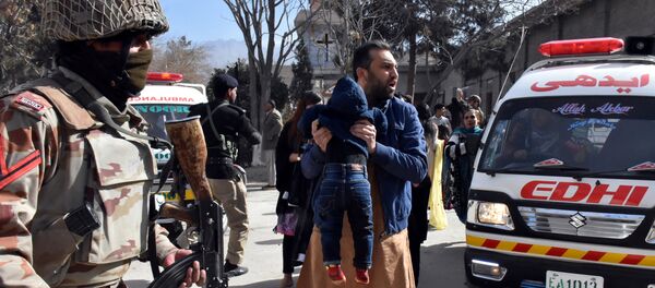 A man carries a boy as he shouts for an ambulance after gunmen attacked the Bethel Memorial Methodist Church in Quetta, Pakistan December 17, 2017 A man carries a boy as he shouts for an ambulance after gunmen attacked the Bethel Memorial Methodist Church in Quetta, Pakistan December 17, 2017 - Sputnik Afrique