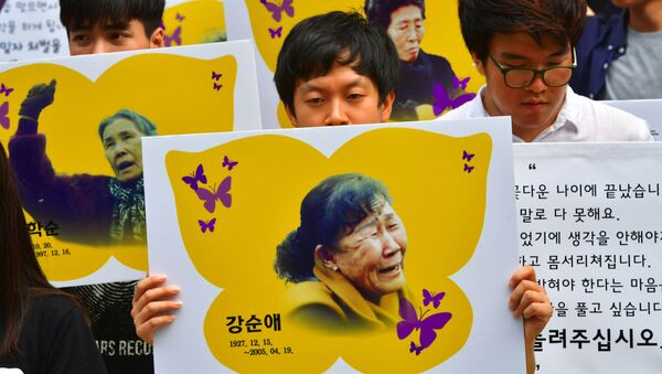 South Korean protesters hold placards showing portraits of former comfort women during a rally against the Reconciliation and Healing Foundation outside an office of the foundation in Seoul on July 28, 2016. - Sputnik Afrique