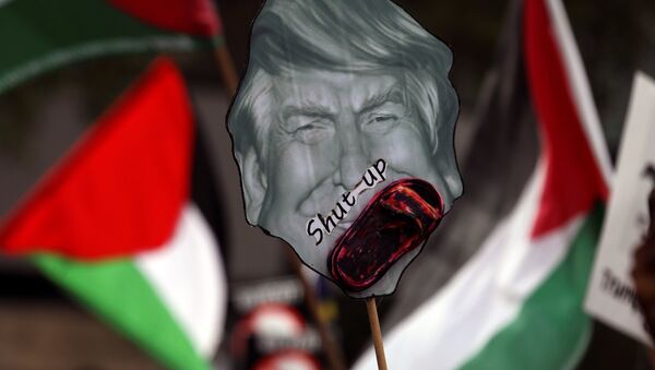 Pro-Palestine protesters hold a placard of U.S. President Donald Trump as they march towards the U.S. Embassy in Kuala Lumpur, Malaysia December 15, 2017. - Sputnik Afrique
