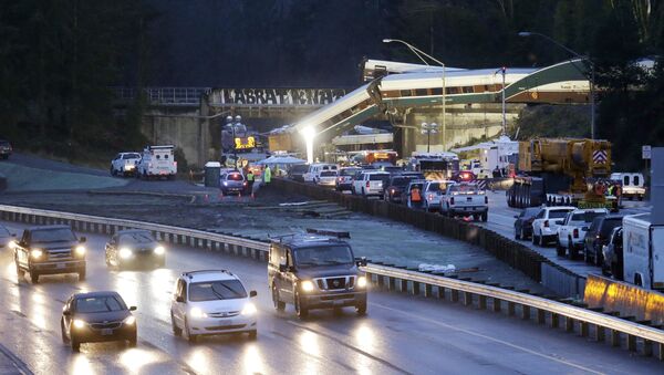 Traffic moves along northbound Interstate 5, left, as southbound lanes are filled with emergency vehicles near the scene of an Amtrak train crash Monday, Dec. 18, 2017, in DuPont, Wash. - Sputnik Afrique