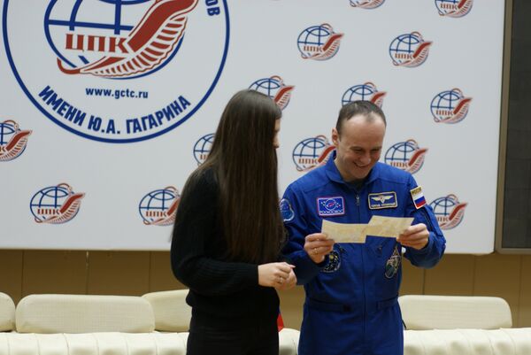 Le cosmonaute russe Sergueï Riazanski avec une étudiante Le cosmonaute russe Sergueï Riazanski avec une étudiante - Sputnik Afrique