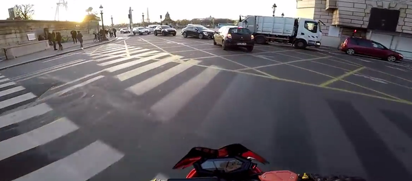 Un père Noël en scooter a permis l’interpellation d’un délinquant qui a renversé un piéton - Sputnik Afrique