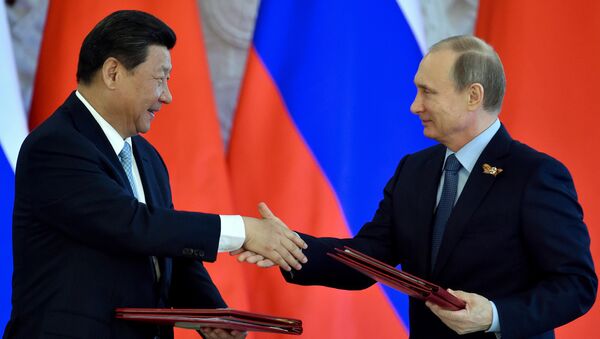 O presidente chinês Xi Jinping e o presidente russo Vladimir Putin durante a cerimônia de assinatura de documentos em Kremlin, Moscou, 8 maio de 2015 - Sputnik Afrique