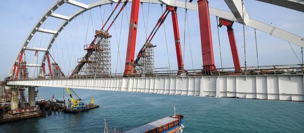 Le pont de Crimée en chantier dans le détroit de Kertch - Sputnik Afrique