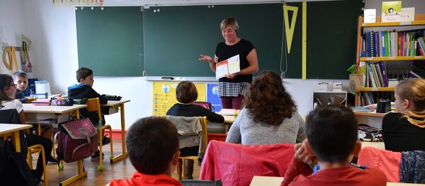 Pupils attend class on the first day of school at the La Courbe primary school in Aytre, western France, on September 4, 2017. - Sputnik Afrique