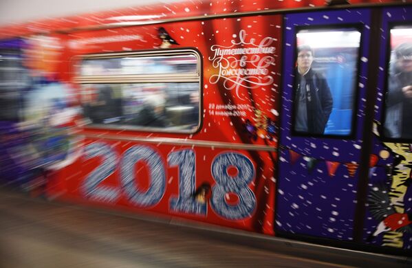 «Voyage au pays de Noël»: le métro moscovite se dote d’un nouveau train thématique - Sputnik Afrique