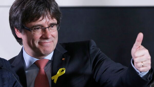 Carles Puigdemont, the dismissed President of Catalonia, arrives to speak after watching the results of Catalonia's regional election in Brussels, Belgium, December 21, 2017. - Sputnik Afrique