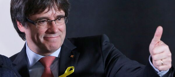 Carles Puigdemont, the dismissed President of Catalonia, arrives to speak after watching the results of Catalonia's regional election in Brussels, Belgium, December 21, 2017. - Sputnik Afrique