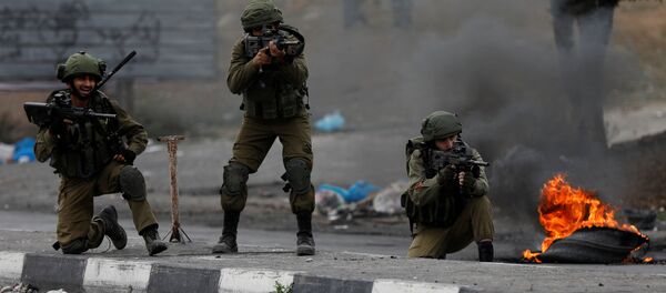 Israeli soldiers aim their weapons during clashes with Palestinian demonstrators at a protest as Palestinians call for a Day of Rage in response to U.S. President Donald Trump's recognition of Jerusalem as Israel's capital, near the West Bank city of Nablus December 22, 2017. REUTERS/Mohamad Torokman - Sputnik Afrique