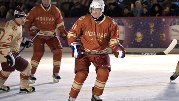 Vladimir Poutine participe à un match de la Ligue nocturne de hockey sur la Place Rouge. - Sputnik Afrique