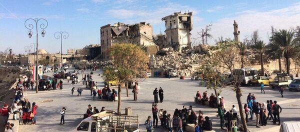 Des résidents d'une rue à Alep, en Syrie - Sputnik Afrique