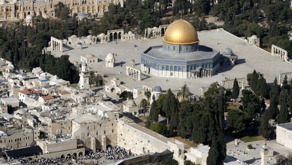 An aerial view shows the Dome of the Rock (R) on the compound known to Muslims as the Noble Sanctuary and to Jews as Temple Mount, and the Western Wall (L) in Jerusalem's Old City October 10, 2006 - Sputnik Afrique
