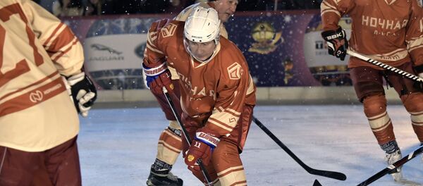 Vladimir Poutine a joué au hockey sur la place Rouge - Sputnik Afrique