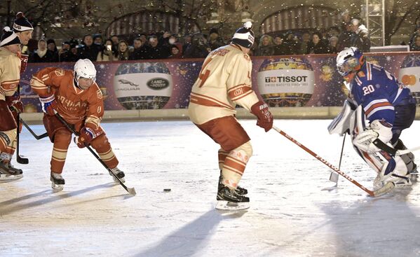 Vladimir Poutine a joué au hockey sur la place Rouge - Sputnik Afrique