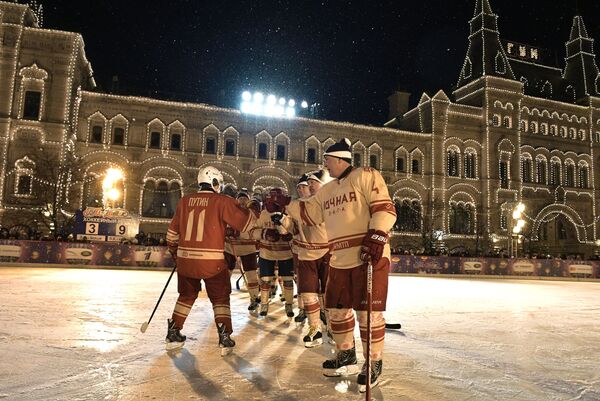 Vladimir Poutine a joué au hockey sur la place Rouge - Sputnik Afrique