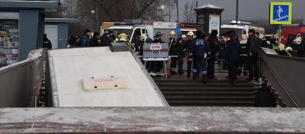 Автобус въехал в подземный переход у станции метро Славянский бульвар в Москве. - Sputnik Afrique