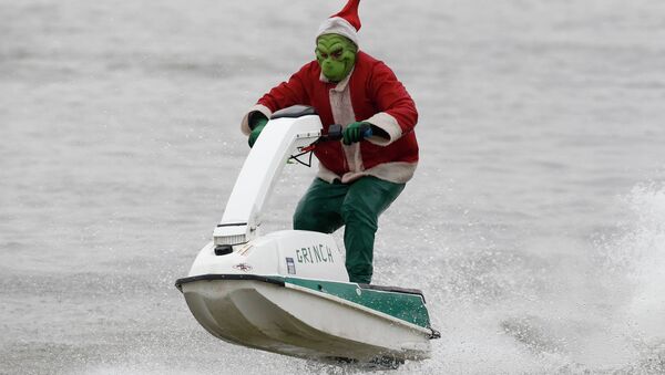 A jet ski rider, dressed as the Grinch, takes part in the 29th annual Christmas Eve water performance on the Potomac River in Alexandria, Virginia - Sputnik Afrique