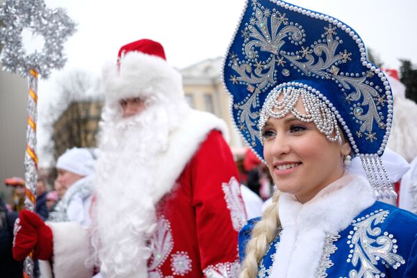 Ded Moroz et sa petite-fille Snegourotchka (Fille de neige) Ded Moroz et sa petite-fille Snegourotchka (Fille de neige) - Sputnik Afrique