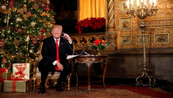 U.S. President Donald Trump participates in NORAD (North American Aerospace Defense Command) Santa Tracker phone calls with children at Mar-a-Lago estate in Palm Beach, Florida, U.S., December 24, 2017. - Sputnik Afrique
