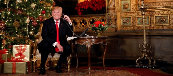 U.S. President Donald Trump participates in NORAD (North American Aerospace Defense Command) Santa Tracker phone calls with children at Mar-a-Lago estate in Palm Beach, Florida, U.S., December 24, 2017. - Sputnik Afrique