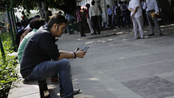 An Indian man uses his mobile phone in New Delhi, India. (File) - Sputnik Afrique