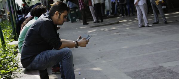 An Indian man uses his mobile phone in New Delhi, India. (File) - Sputnik Afrique