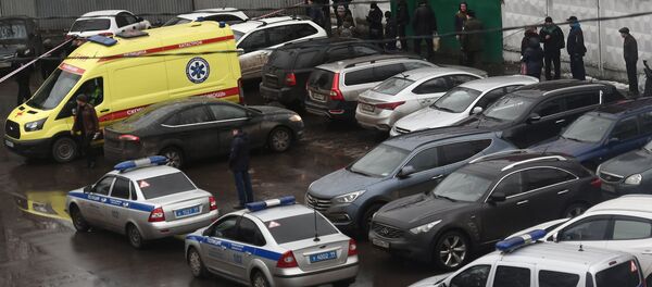 Полиция и автомобиль реанимации на Иловайской улице. Неизвестный открыл стрельбу на Иловайской улице в Москве: один человек погиб. Полиция и автомобиль реанимации на Иловайской улице. Неизвестный открыл стрельбу на Иловайской улице в Москве: один человек погиб. - Sputnik Afrique